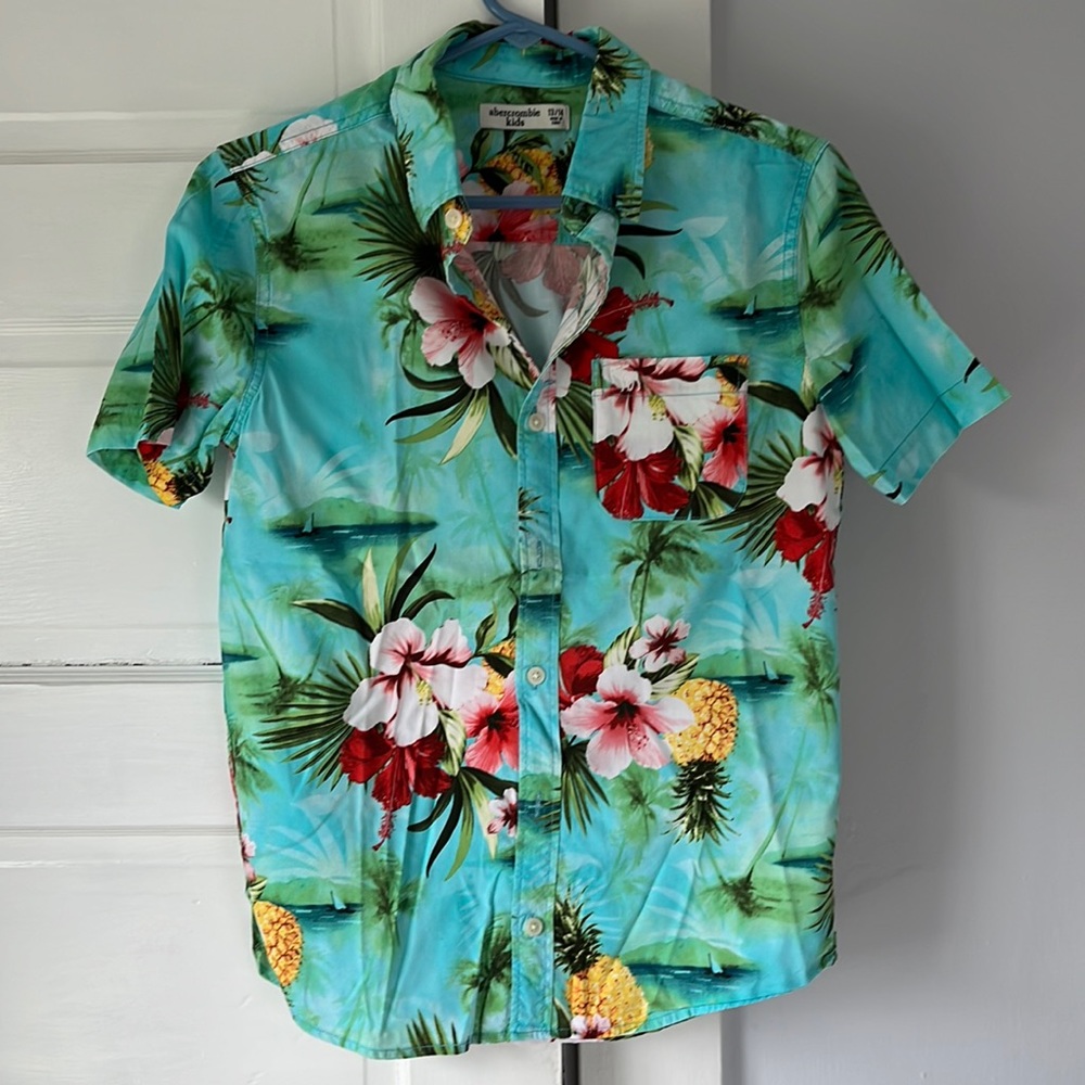 Abercrombie Kids Boy Resort button down shirt size 13-14 in excellent condition